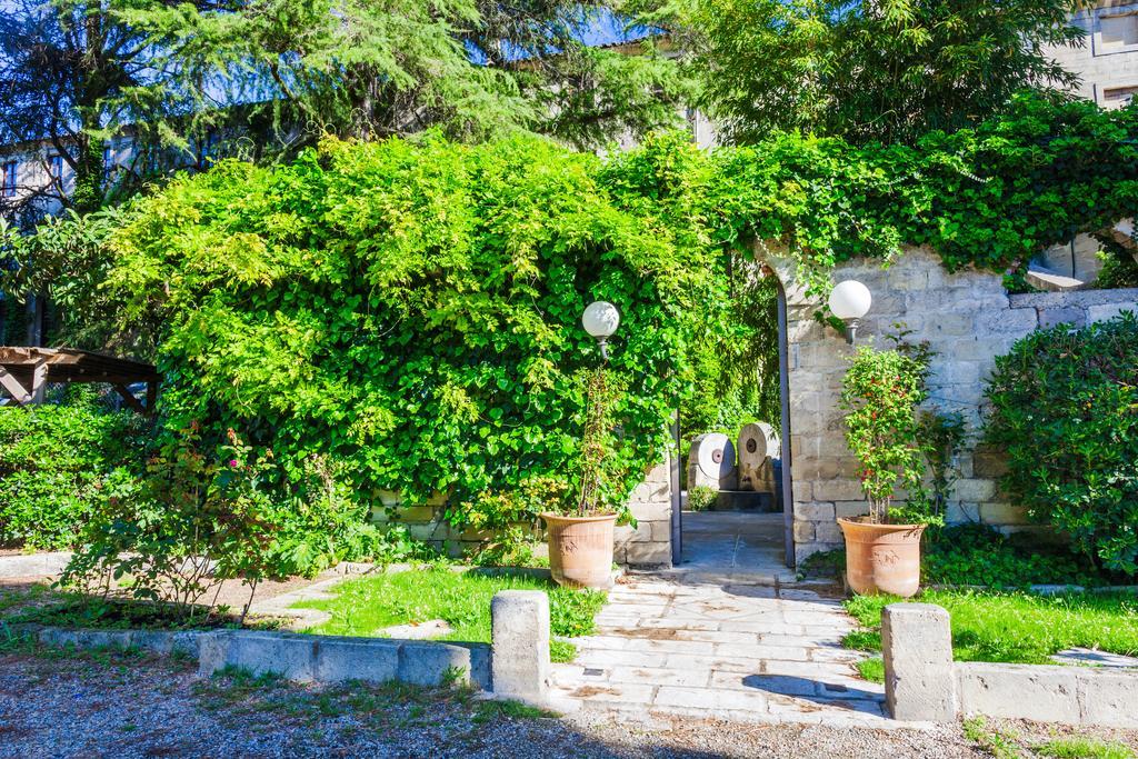Auberge Du Pont Romain Sommières Buitenkant foto